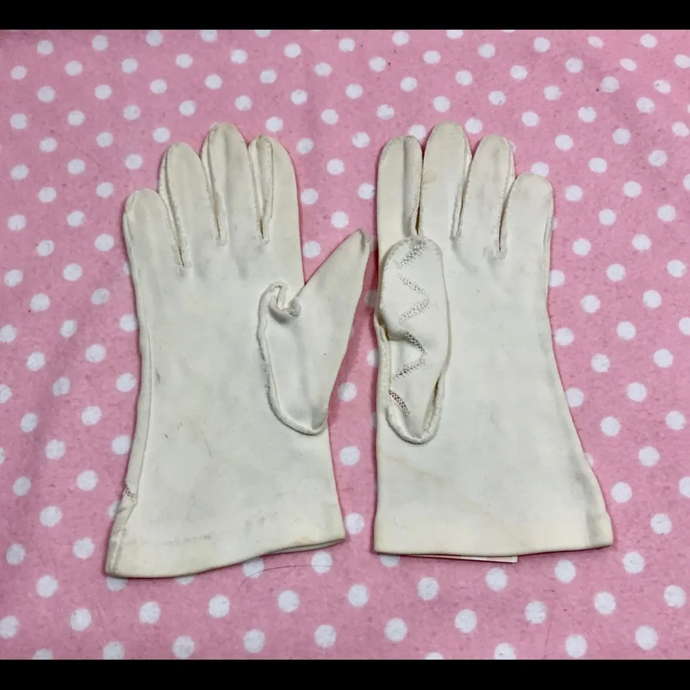 Vintage “Crescendoe” White wrist gloves 6 1/2